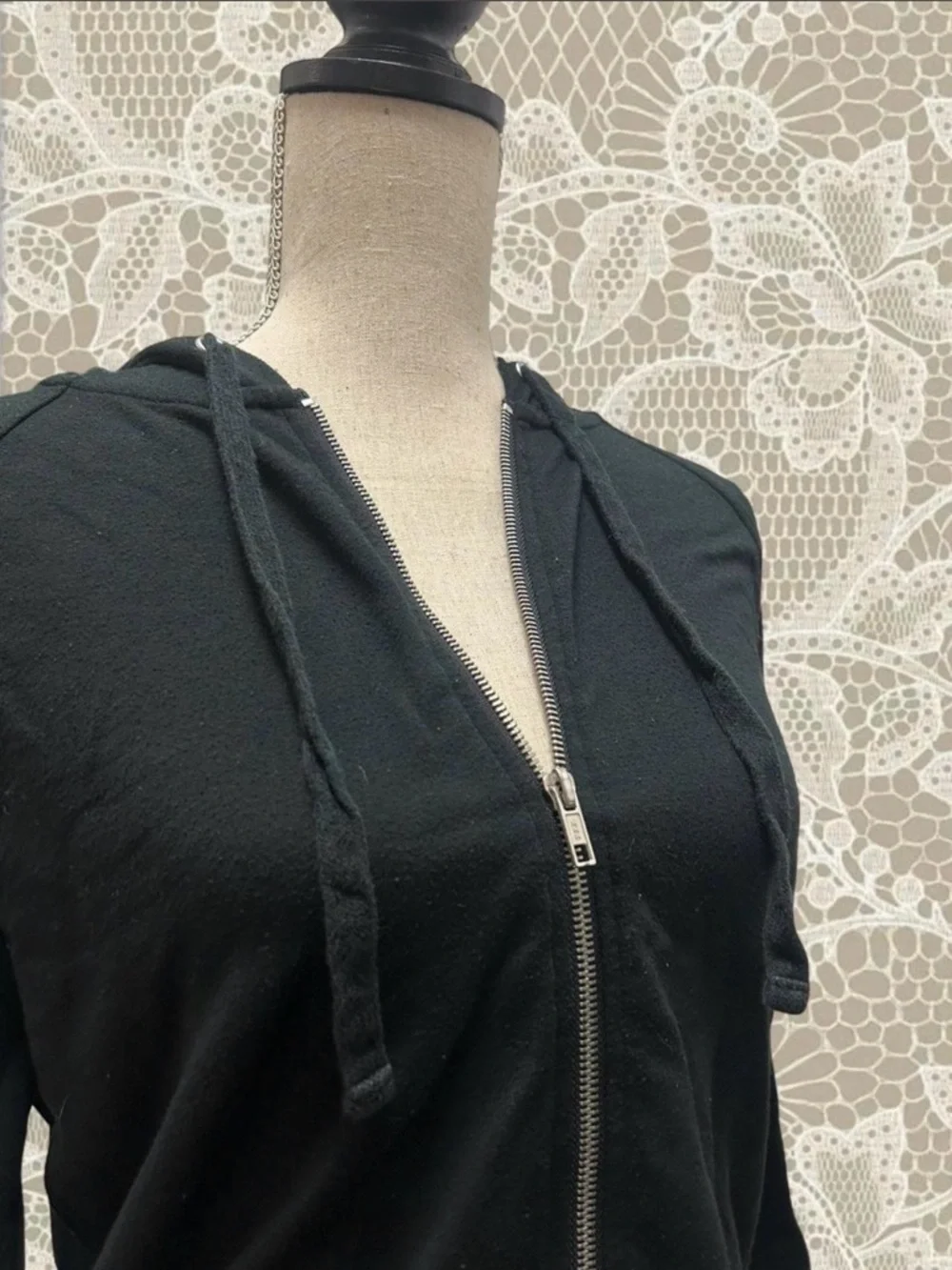 Adorable black cropped zip up hoodie ! - Picture 3 of 8